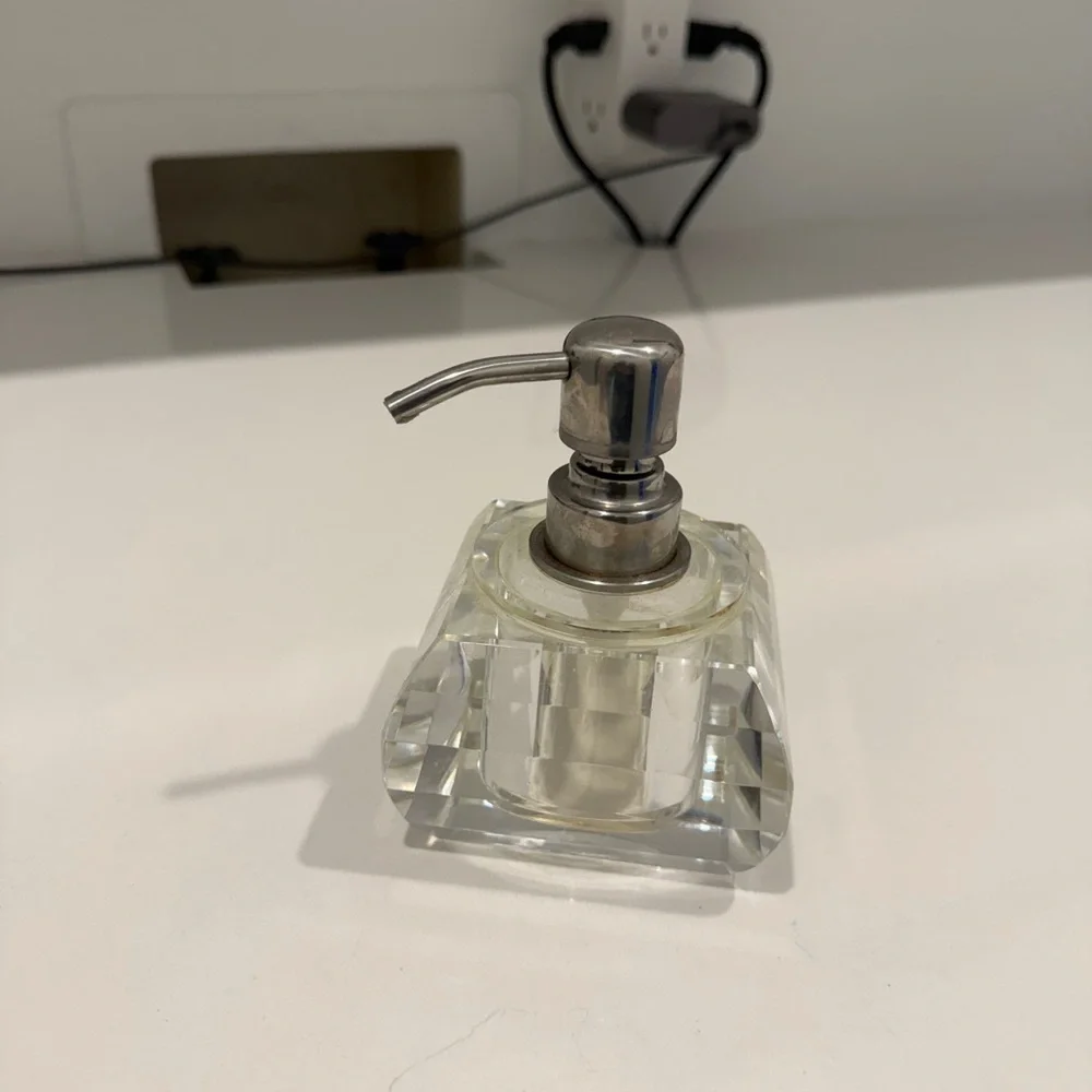 Crystal Soap Dispenser with Silver Pump. HEAVY CRYSTAL. Used one month - Picture 11 of 11